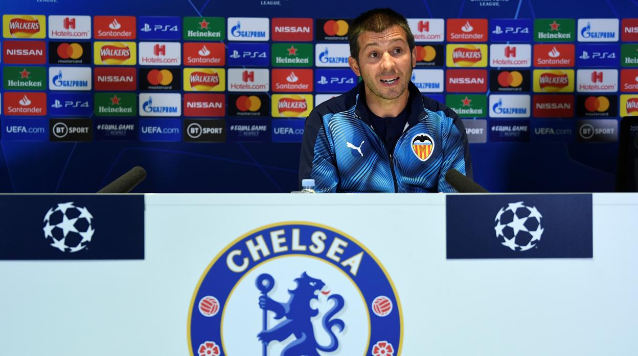 Los jugadores dejan solo a Celades en Stamford Bridge