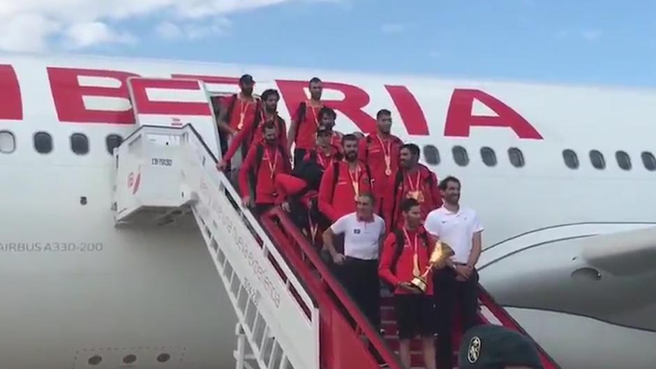 La selección de baloncesto aterriza en Madrid para festejar la victoria en el Mundial de China