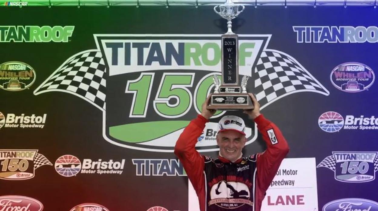 Mike Stefanic con la copa de campeón de la NASCAR