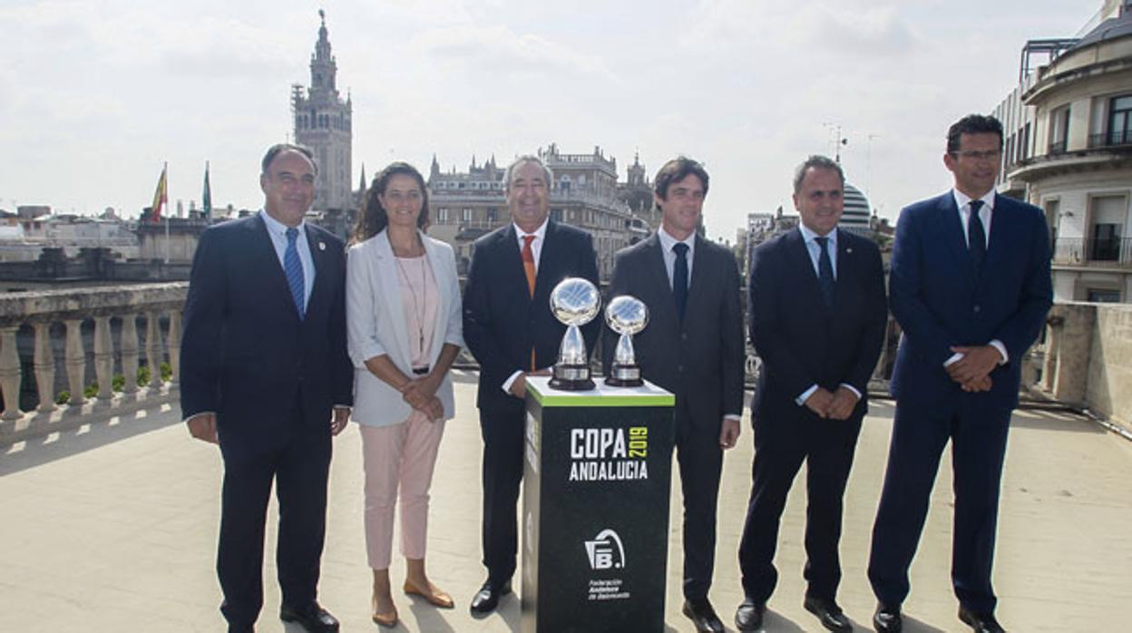 El acto de presentación de ayer, ante la Giralda