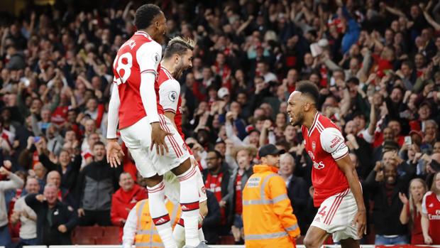 El Arsenal remonta con uno menos ante el Aston Villa y corta la mala racha