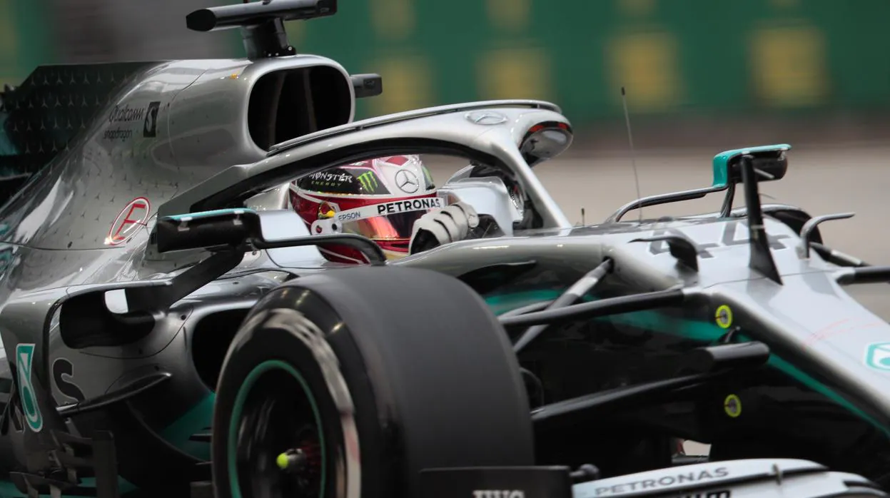 Lewis Hamilton, al volante de su Mercedes