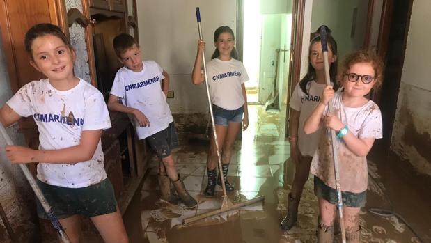 Los niños del Club Náutico Mar Menor cambiaron un día de entrenamientos por sacar barro de las casas de Los Alcázares