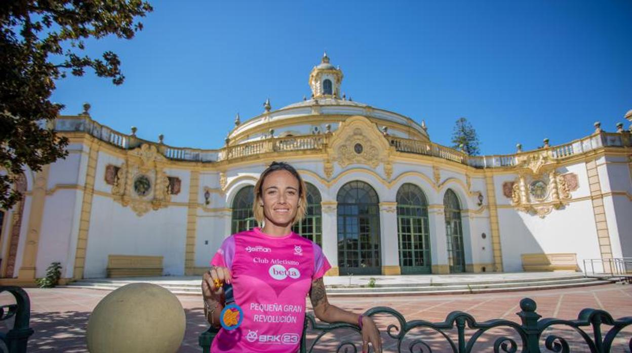 Almudena «Mude» Rodríguez posa con la medalla de la próxima Carrera Nocturna de Sevilla