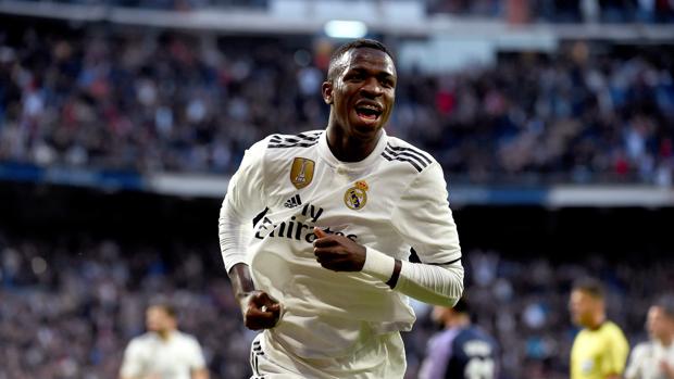 Vinicius llora y reza al encontrar un golazo