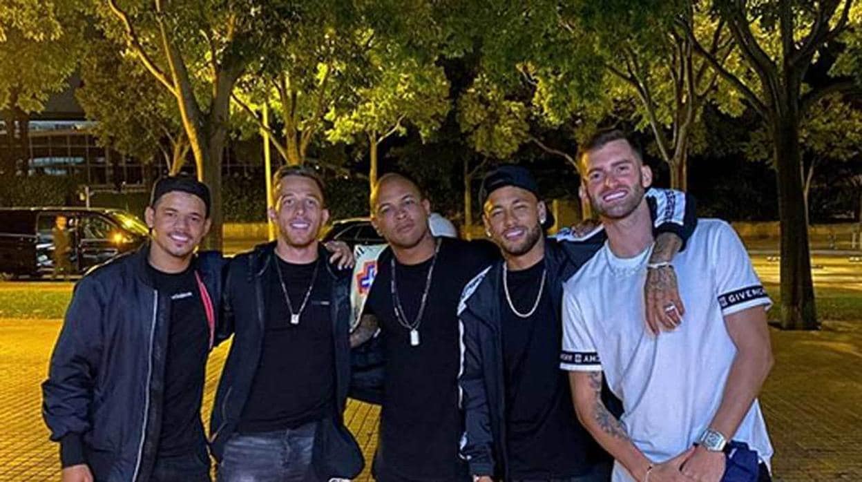 Neymar posa con Arthur, Baptistao y otros dos amigos