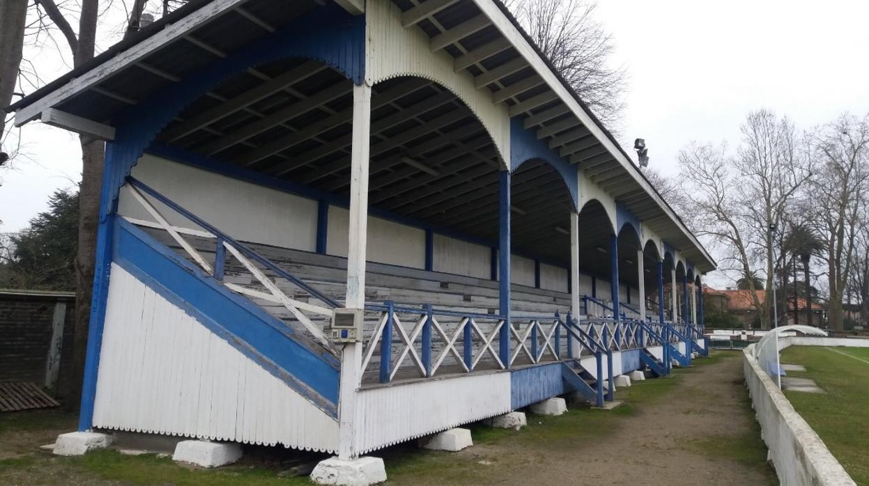 la preciosa tribuna de Solvay, el estadio de la SD Barreda