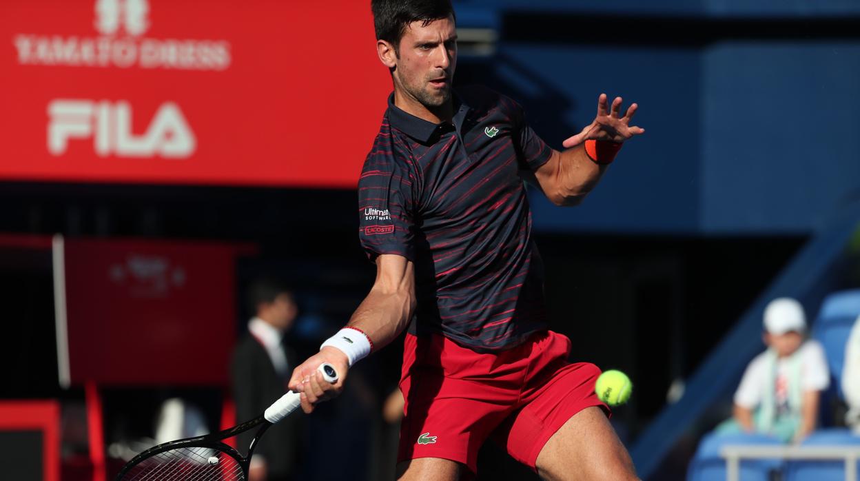 Djokovic regresa con victoria en Tokio