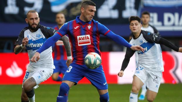 Joselu da aire al Alavés en Ipurua