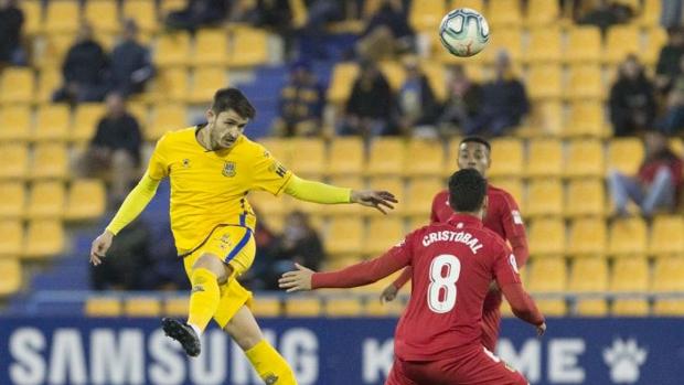 Alcorcón y Fuenlabrada empatan en Santo Domingo un derbi histórico