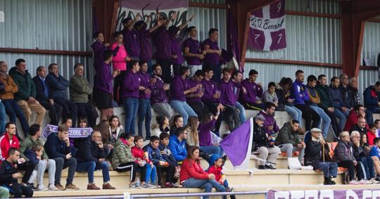 Aficionados del CD Becerril en su estadio, el Mariano Haro