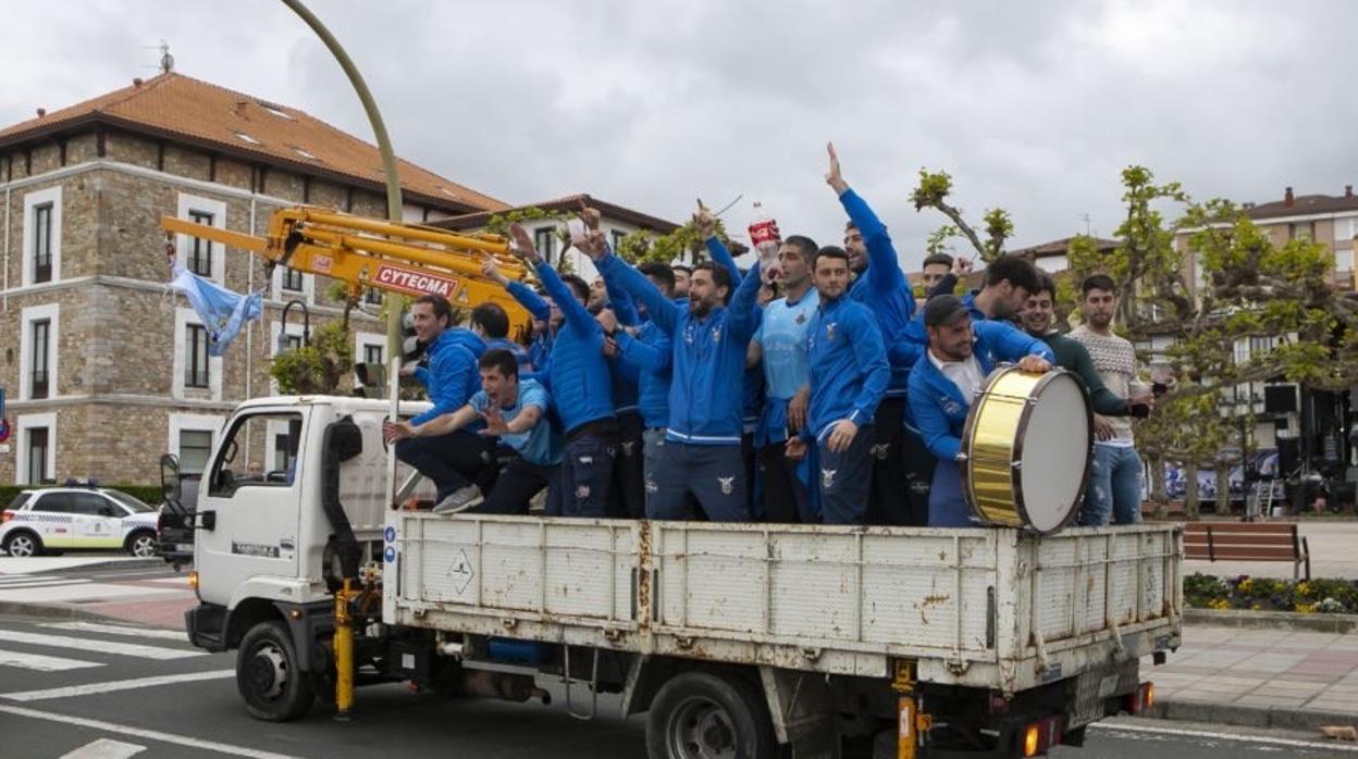 Los jugadores del CD Barquereño, celebrando el ascenso a Tercera conseguido el pasado curso