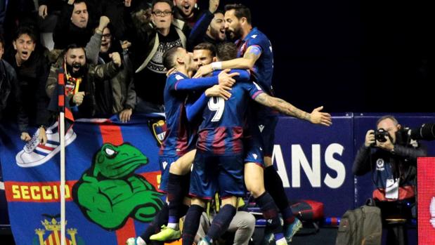 El Levante remonta y deja al Celta en descenso