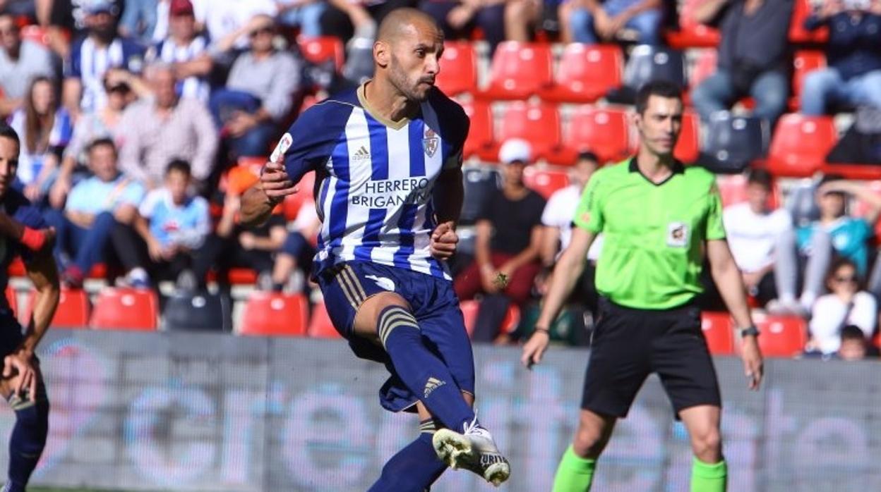 La Ponferradina arrolla la Huesca a balón parado