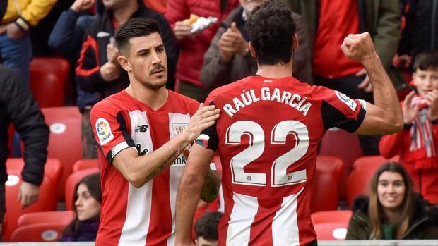 Raúl García y Yuri asientan al Athletic en la zona europea