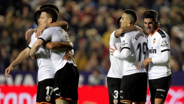 El Valencia remonta un 2-0 y se lleva el derbi con autoridad