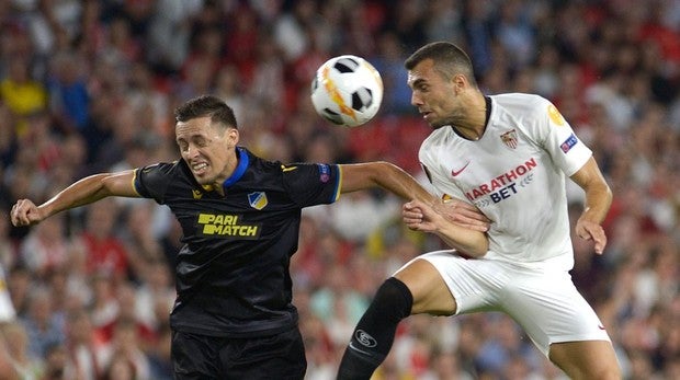 Chicharito afianza al Sevilla en el liderato de su grupo