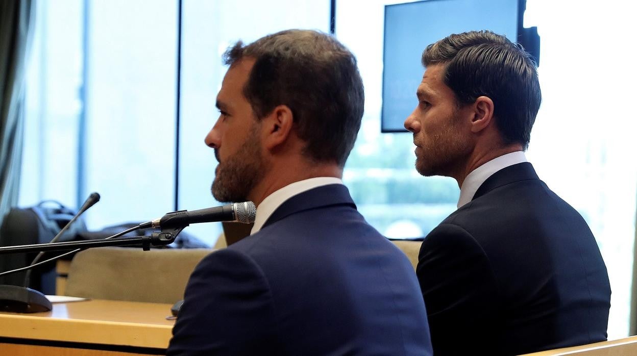 Xabi Alonso, a la derecha, durante el juicio