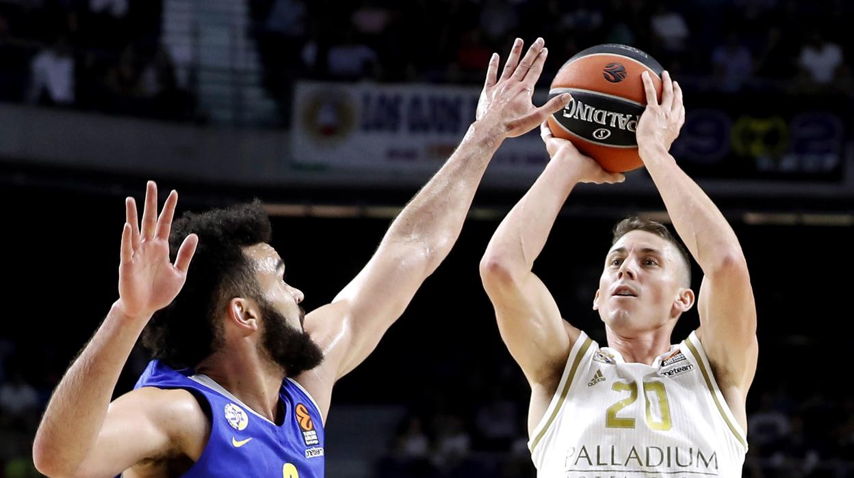 Jaycee Carroll lanza un triple ante la oposición de un defensor del Maccabi