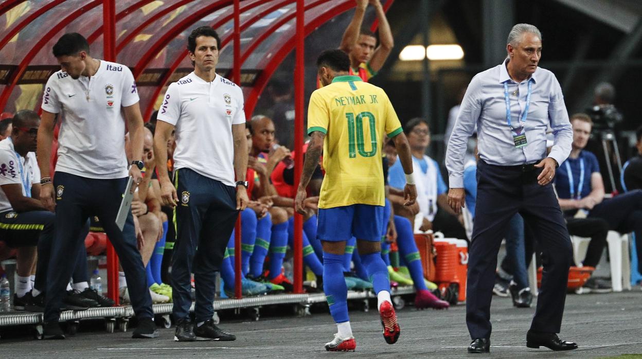 Neymar, tras dejar el campo por su lesión