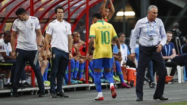 Neymar se lesiona a los 10 minutos del Brasil-Nigeria