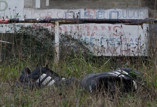 Unas botas en el abandonado estadio de Santa Isabel, en Ramirás (Orense).