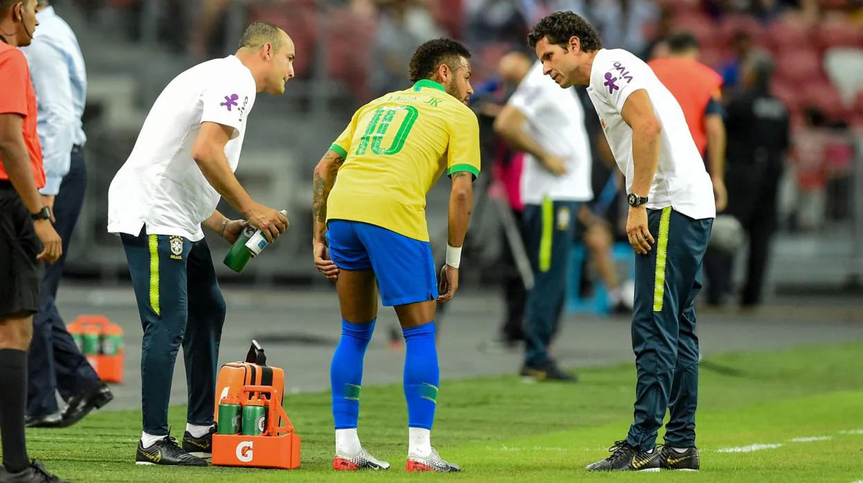 Neymar se lesionó con Brasil