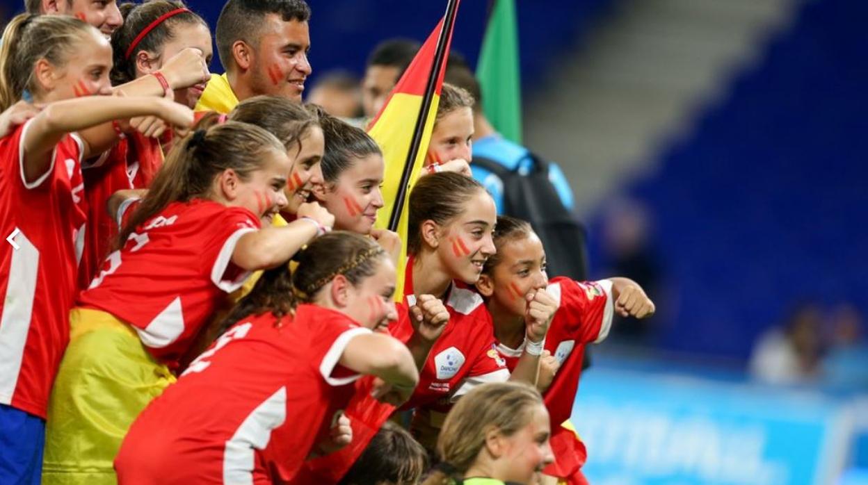 Las chicas del Espanyol ganaron el título femenino con los colores de España