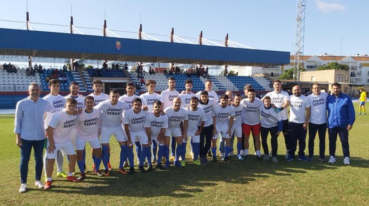 Los jugadores de la A. D. San José saltaron al terreno de juego con una camiseta de apoyo a su compañero Sebas Gómez