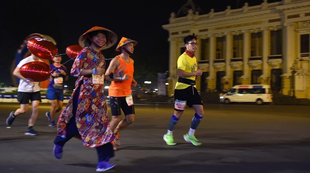 Corredores durante el Maratón celebrado en Hanoi el pasado fin de semana