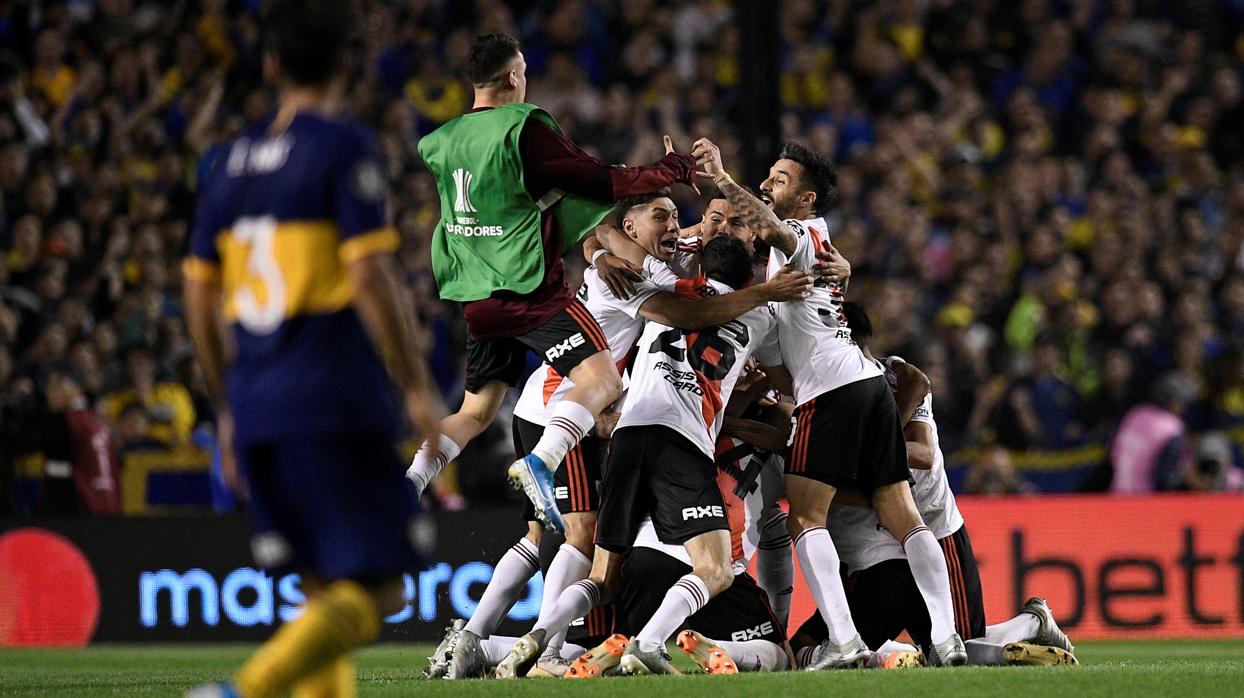 Los jugadores de River celebran el pase