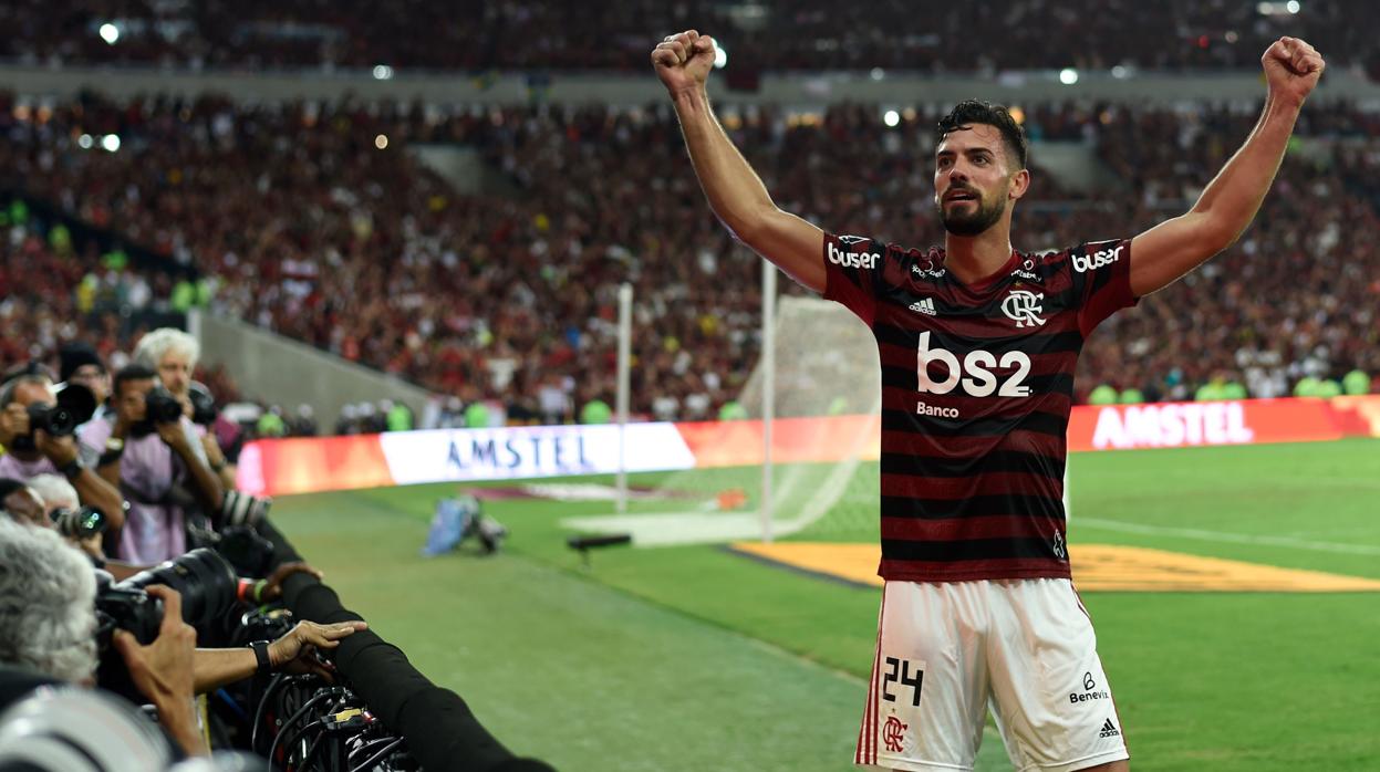 Pablo Marí, celebra su gol al Gremio