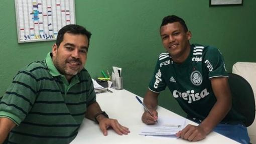 Gabriel Veron firmando su contrato con el Palmeriras