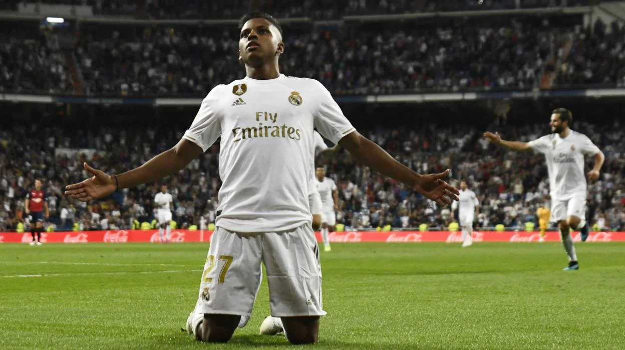 Rodrygo celebra su gol ante Osasuna en el Bernabéu