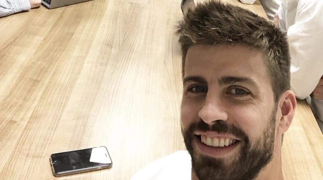 Piqué comparte su número de teléfono en las redes