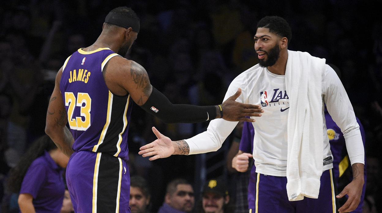 LeBron y Davis se saludan en un momento del partido ante los Jazz