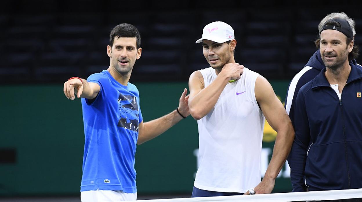 Djokovic, Nadal y Moyá, en un entrenamiento en París