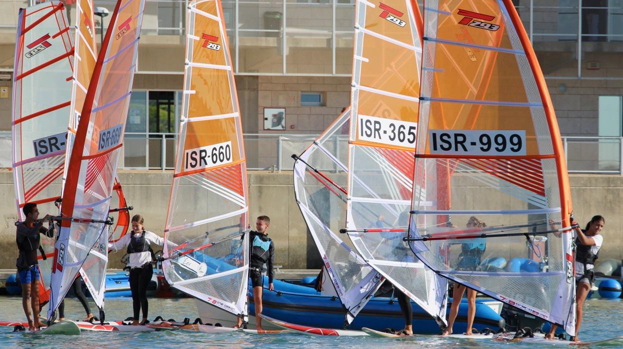 Jovenes regatistas en Puerto Sherry.