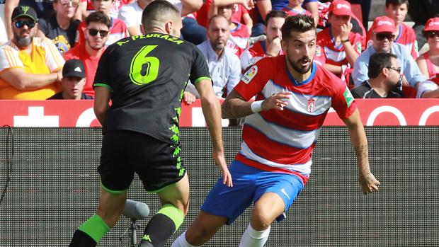 Álvaro Vadillo, el goleador que lleva al Granada a la cima de la Liga