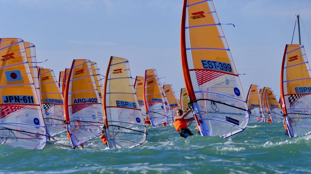 Ha sido un día muy difícil para los jóvenes windsurfistas.