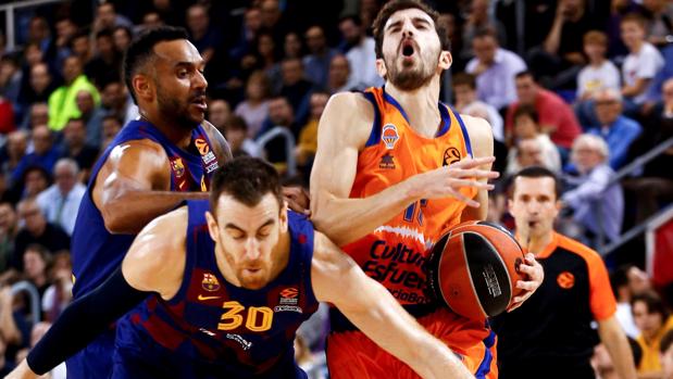 El Barça se pone líder a costa de hundir al Valencia