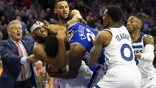 Dura sanción a Embiid y Towns por su pelea a puñetazos