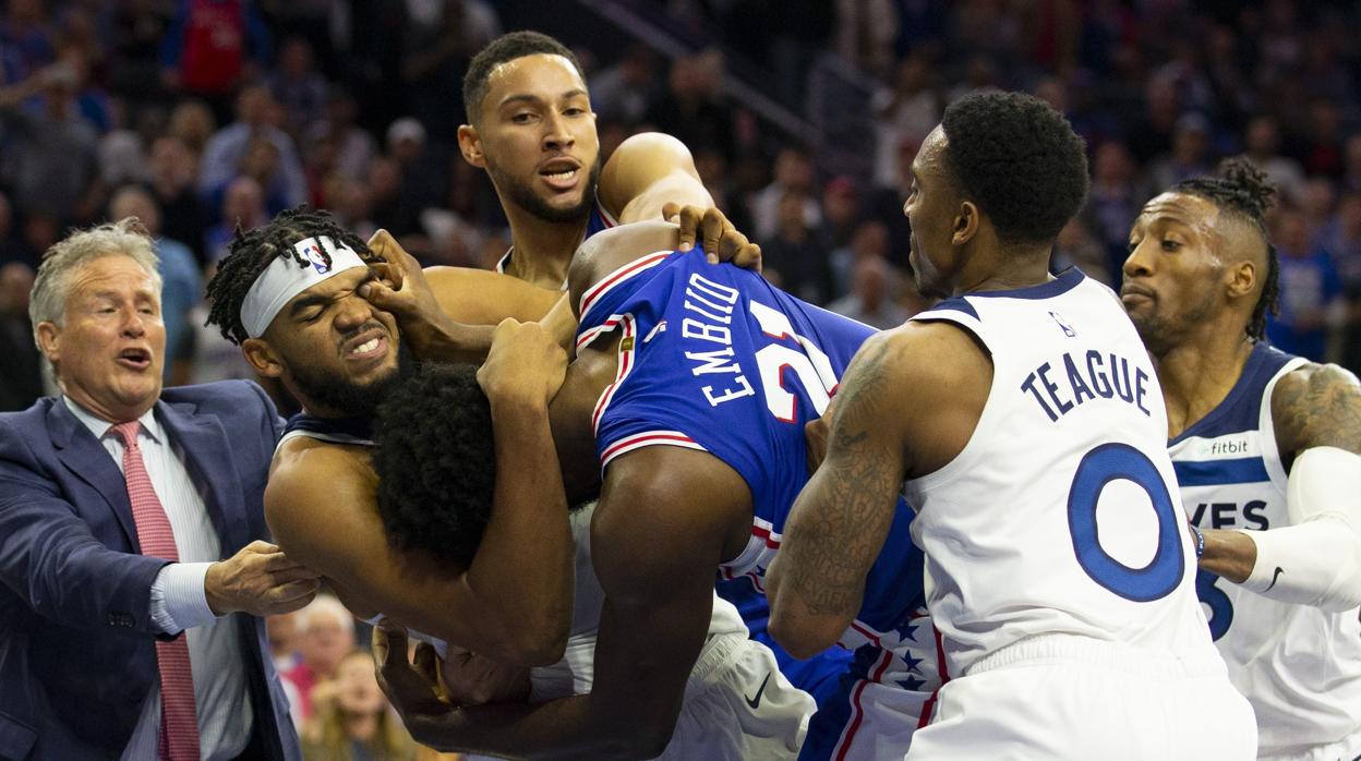 Dura sanción a Embiid y Towns por su pelea a puñetazos