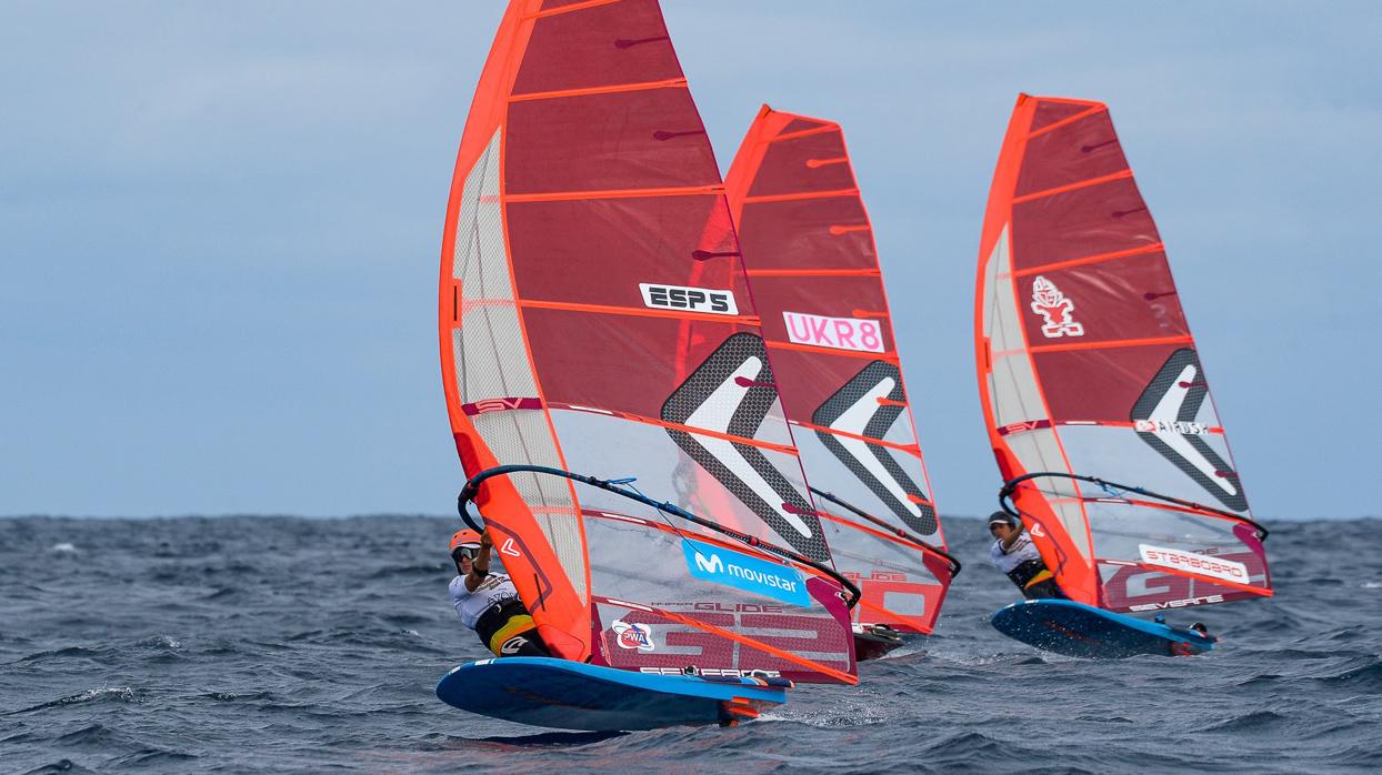 Oro y plata para Marina y Blanca Alabau en el Azores Windsurf Foil Open Challenge