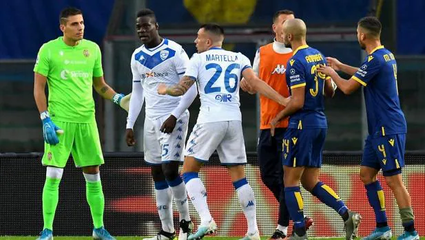 Balotelli lanza un pelotazo a la grada del Hellas Verona harto de sus insultos racistas