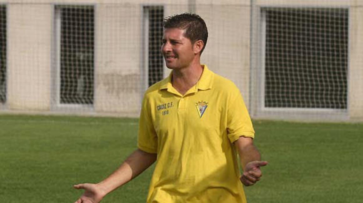 Jesús Casas, en su etapa como entrenador del Cádiz B.