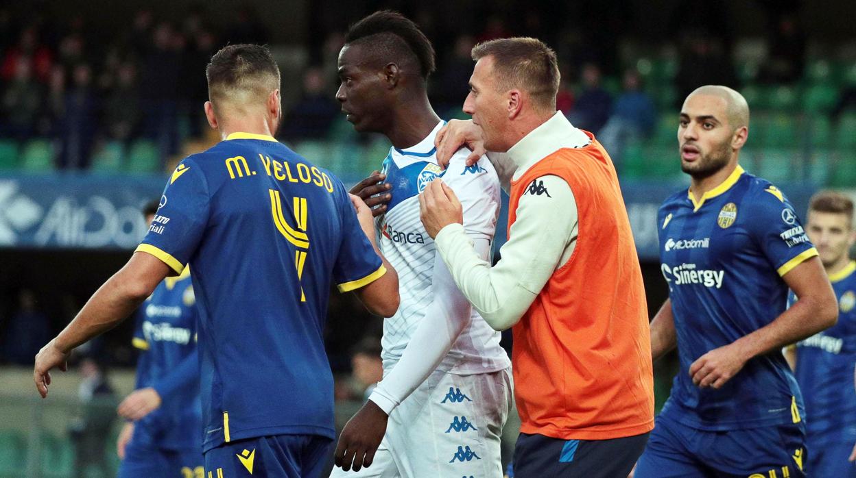 Balotelli amenazó con dejar el campo en Verona