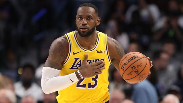 Los Lakers ganan de la mano de un LeBron que sigue los pasos de Magic Johnson