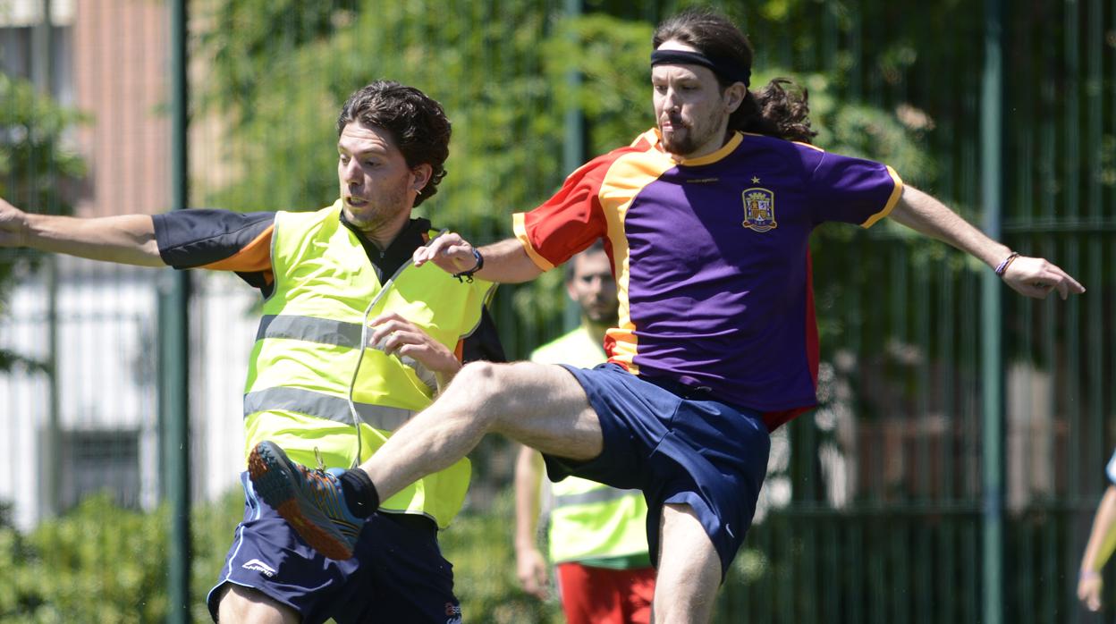 Pablo Iglesias juega un partido de fútbol durante la jornada de reflexión de 2015