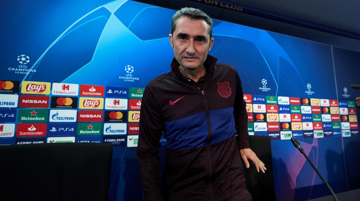 Ernesto Valverde en la sala de prensa